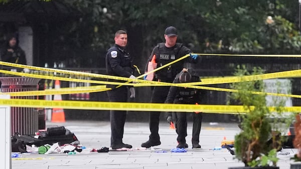Suspect dead after approaching White House checkpoint with weapon, Secret Service says